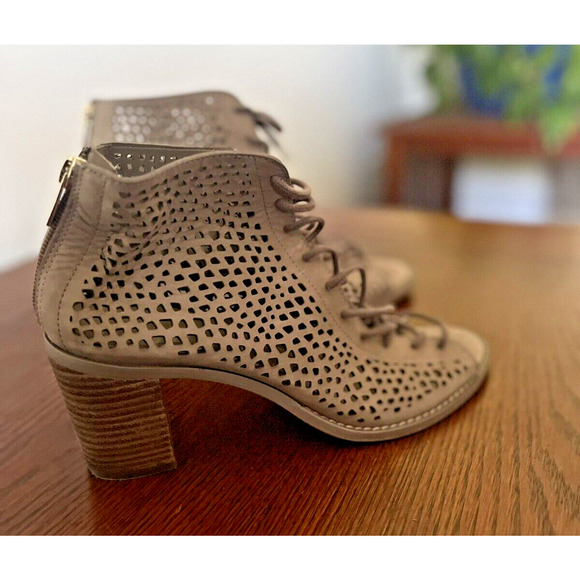 Vince Camuto Tan Tarita Laser Cut Bootie Lace Up Heels Women's Size 9M - Picture 3 of 9